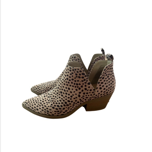 Women’s Universal Thread animal print ankle high booties - Picture 3 of 6